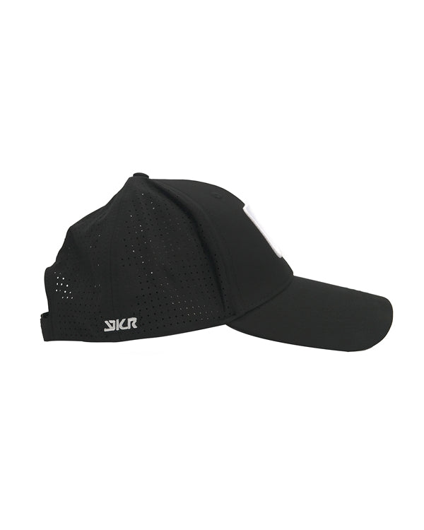 Gorra de Pesca YKR Black con panel lateral de rejilla textil.