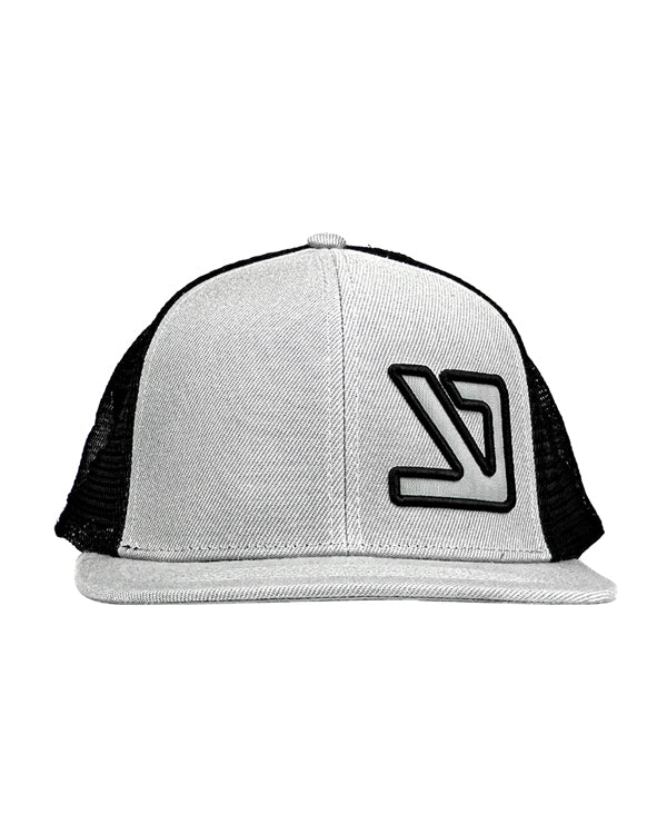 Gorra de Pesca YKR Gris con visera plana y logo en el panel frontal.