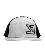 Gorra de Pesca YKR Gris con visera plana y logo en el panel frontal.