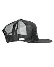 Vista lateral de la gorra YKR Happy negra con rejilla transpirable.