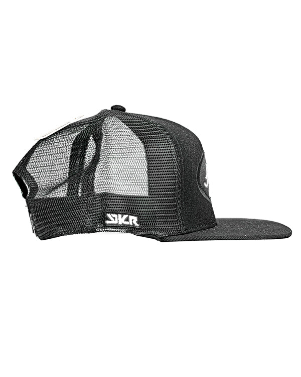 Vista lateral de la gorra YKR Happy negra con rejilla transpirable.