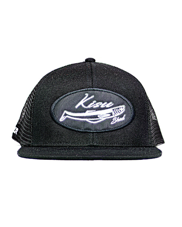 Gorra de pesca YKR Kisu negra con visera plana y paneles de rejilla.
