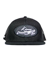 Gorra de pesca YKR Kisu negra con visera plana y paneles de rejilla.
