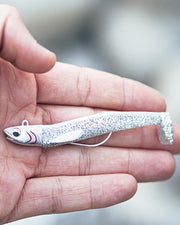 Señuelo Kisu Shad 50 mm 5 g de YKR en acción de pesca, natación realista tipo pez pasto.