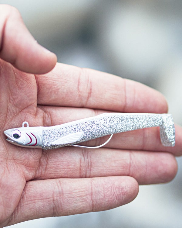 Señuelo Kisu Shad 50 mm 5 g de YKR en acción de pesca, natación realista tipo pez pasto.