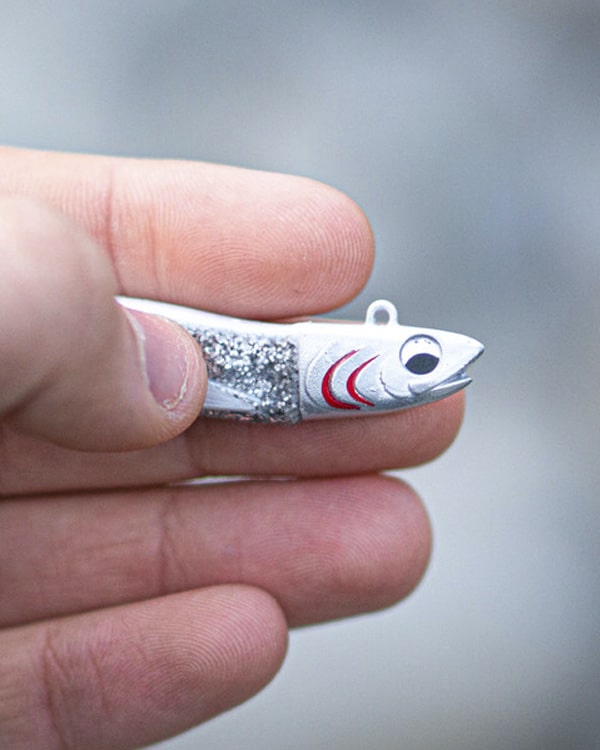 Señuelo de vinilo Kisu Shad 70 mm 15 g color White Snow de YKR, realismo máximo y vibración natural.