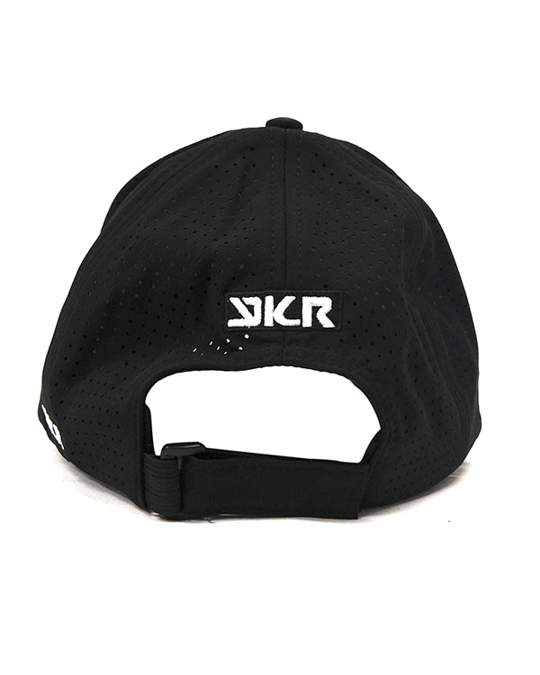Gorra de Pesca YKR Black con cierre trasero de velcro.